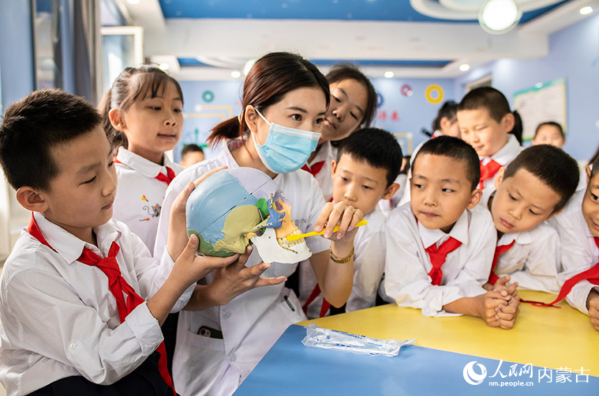 口腔医生在呼和浩特市玉泉区公义店小学指导学生学习正确的刷牙方法。丁根厚摄