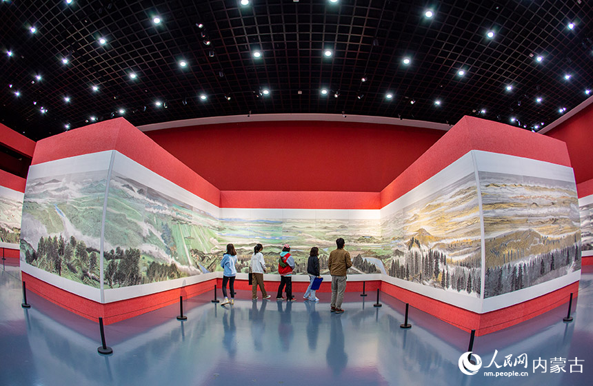 观众在内蒙古美术馆观看中国画主题长卷作品《万里绿色长城图》。丁根厚摄