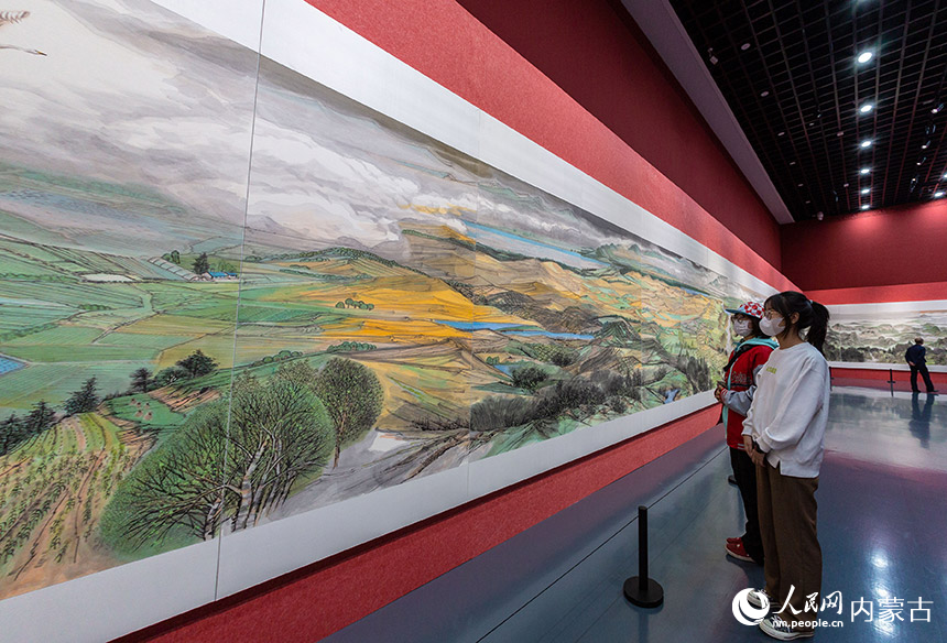 观众在内蒙古美术馆观看中国画主题长卷作品《万里绿色长城图》。丁根厚摄