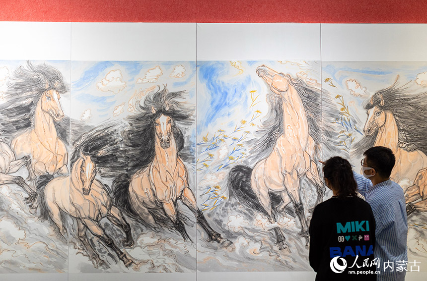 观众在内蒙古美术馆观看中国画主题长卷作品《万马奔腾图》。丁根厚摄