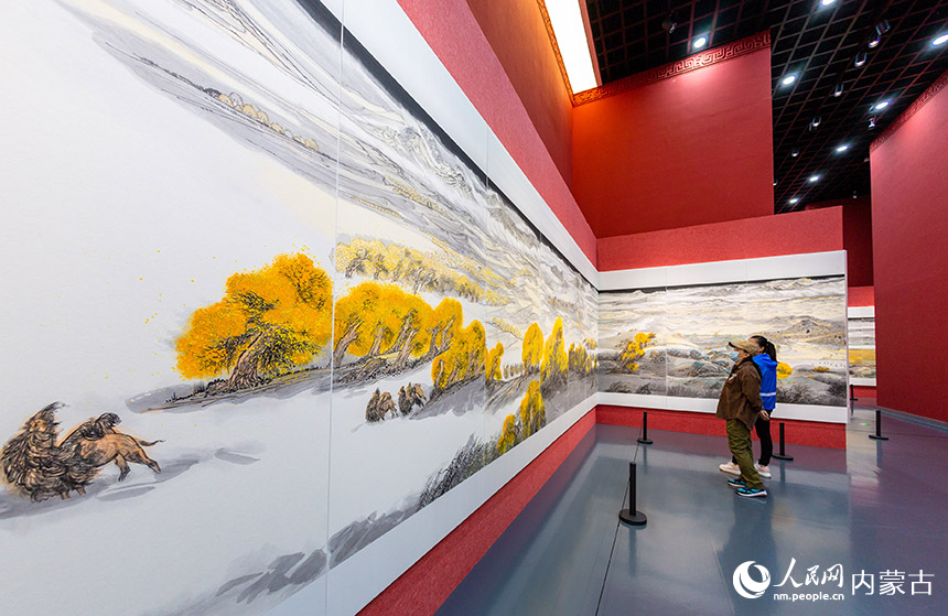 观众在内蒙古美术馆观看中国画主题长卷作品《万里绿色长城图》。丁根厚摄