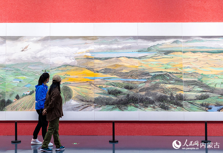 观众在内蒙古美术馆观看中国画主题长卷作品《万里绿色长城图》。丁根厚摄