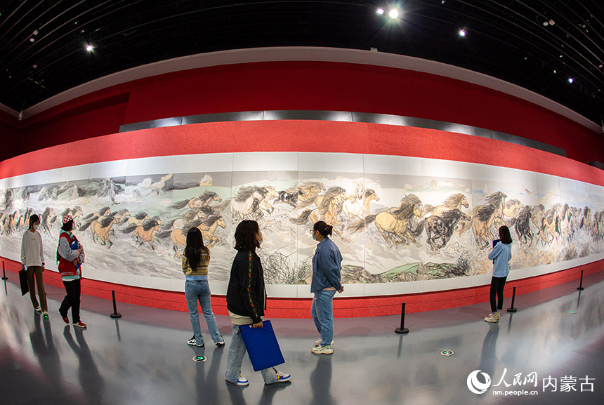 观众在内蒙古美术馆观看中国画主题长卷作品《万马奔腾图》。丁根厚摄