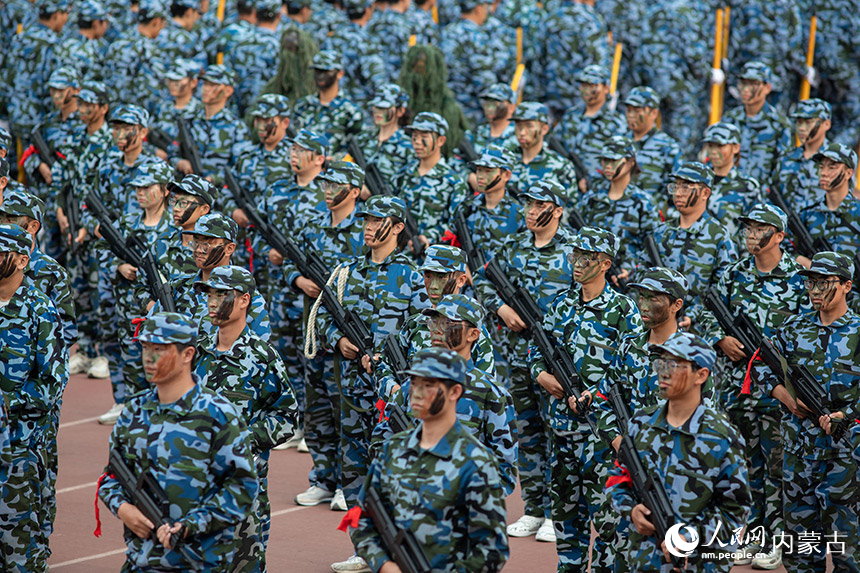 内蒙古大学2022年军训汇报表彰大会上进行战场模拟演练。受访者供图