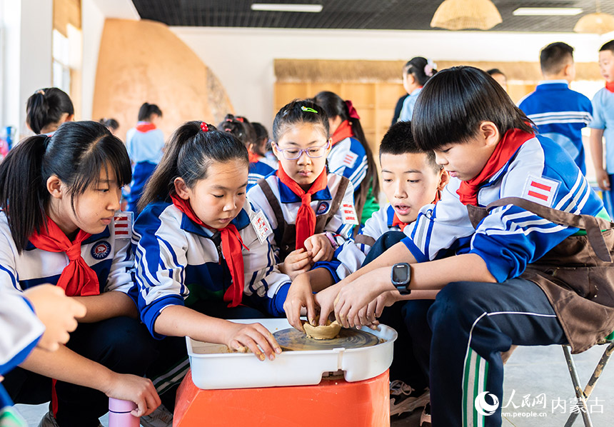 呼和浩特市玉泉区通顺街小学学生在学习泥塑陶艺制作技艺。丁根厚摄