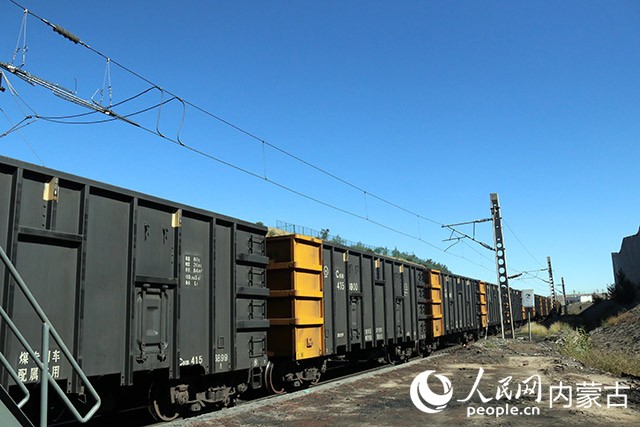 煤炭“坐”上火车准备出发。实习生姚颖超摄