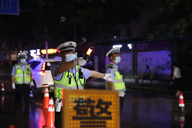 “百日行動”期間，交警正在指揮交通。內蒙古公安廳供圖