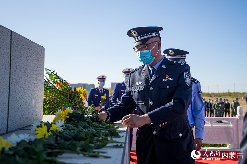 二連出入境邊防檢查站民警向烈士獻花。郭鵬杰攝