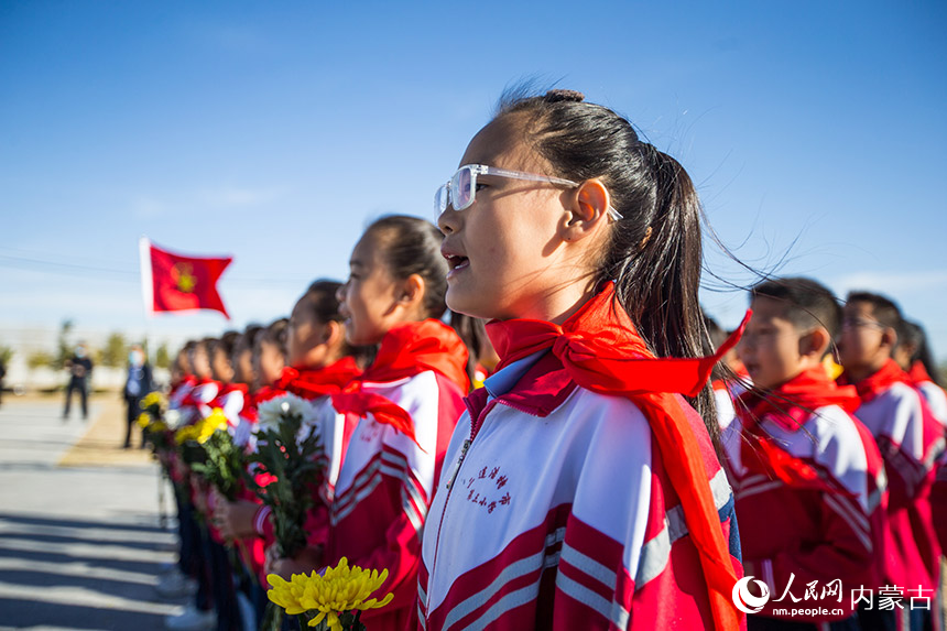 二连浩特市第三小学少年儿童合唱《中国少年先锋队队歌》。郭鹏杰摄
