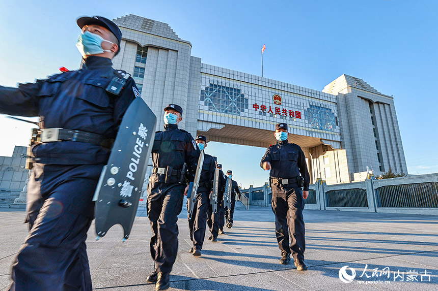 2022年9月30日，内蒙古边检总站满洲里边检站执勤民警在国门下巡逻。卢兵兵摄
