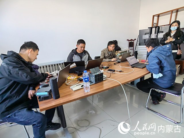 中国移动（上海）产业研究院研究员正在测试物联网（终端）。人民网 刘艺琳摄