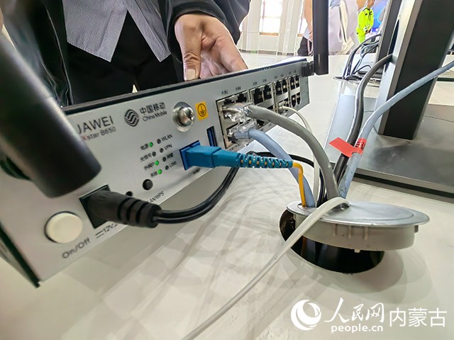 伊敏矿监控大厅中的“5G+多网络融合”网络输出终端。人民网 刘艺琳摄