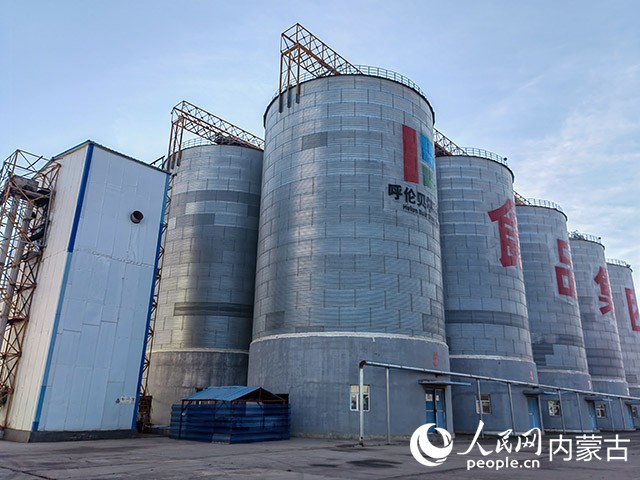 正在进行改造的呼伦贝尔农垦食品集团芥花油工厂。人民网 刘艺琳摄
