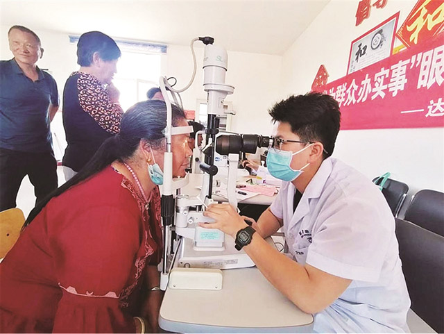 達拉特旗委統戰部聯合朝聚眼科醫院開展基層志願服務活動。