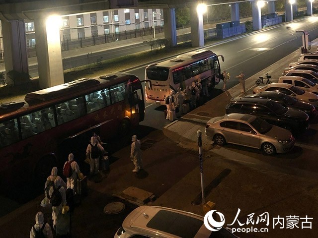 高校學生有序登車，前往隔離點。內蒙古教育廳供圖
