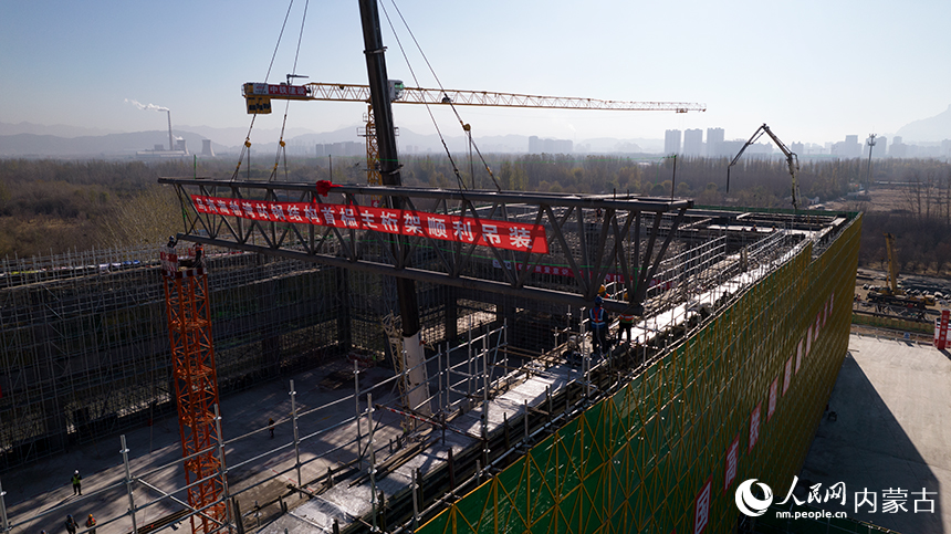 乌海海勃湾站站房建设现场作业。中国铁路呼和浩特局供图