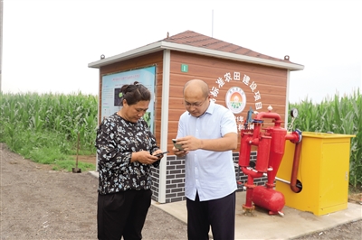 村民正在下载安装智能气象节水灌溉小程序。
