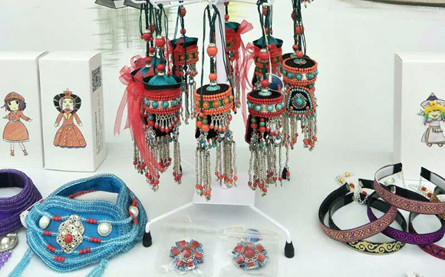 民族风饰品。池小花摄