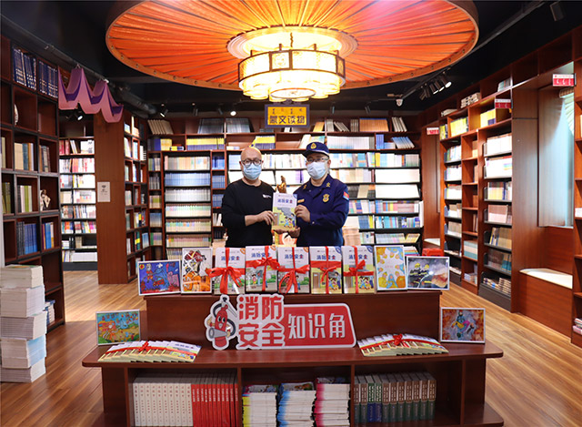 库伦旗消防救援大队为书店赠送消防知识科普图书