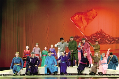 国家艺术基金扶持的舞台剧《朱日和情》剧照。