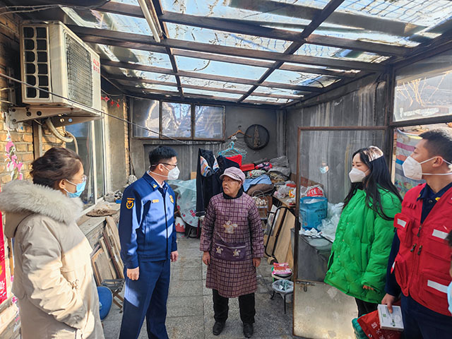 消防宣传人员进行入户宣传
