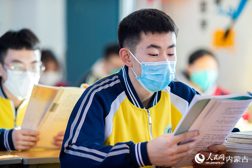 12月15日，呼和浩特市第十二中學高三年級學生在學校上課。丁根厚攝