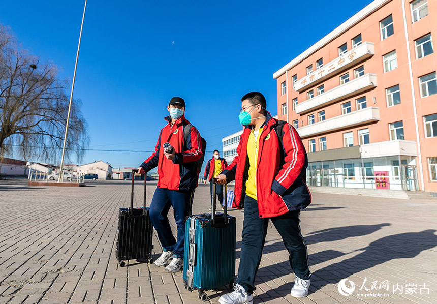 12月15日，呼和浩特市第十二中學高三年級學生進入校園。丁根厚攝
