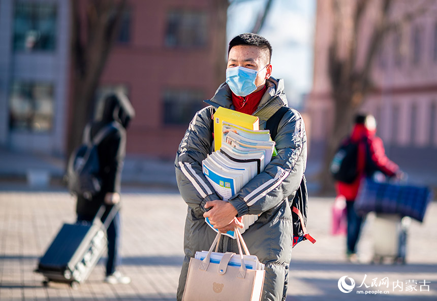 12月15日，呼和浩特市第十二中学高三年级学生进入校园。丁根厚摄