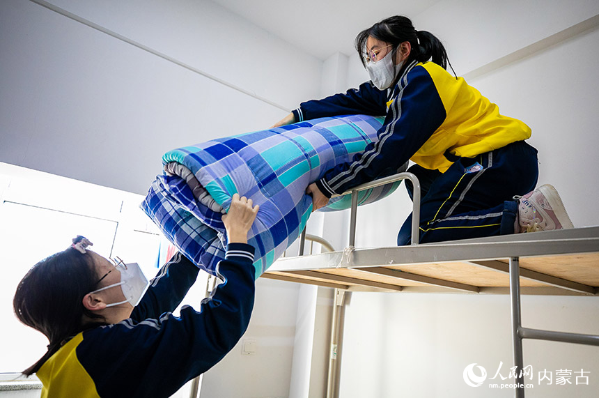 12月15日，呼和浩特市第十二中學高三年級學生在宿舍整理床鋪。丁根厚攝