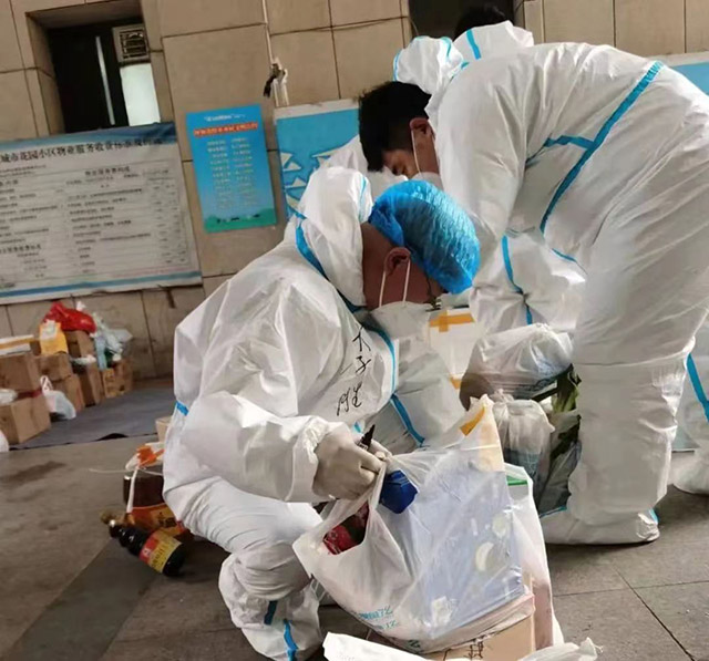 中专路街道春雨社区报到党员为居民运送物资