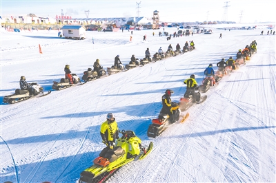 冬季英雄会活动现场整装待发的雪地摩托车队。瀚澜 摄