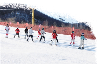 滑雪爱好者在扎兰屯市金龙山滑雪场进行高山滑雪。韩冷 摄
