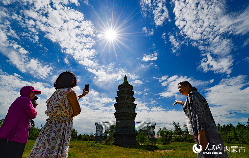 2020年8月10日，游客在辽上京北塔游览。王正摄