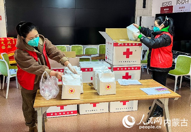 12月26日，呼和浩特市玉泉区清泉街社区党员志愿者在清点“健康防疫包”物资数量。丁根厚 摄