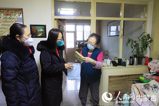 回民区向重点人群人群分发“爱心医药包”。受访者供图