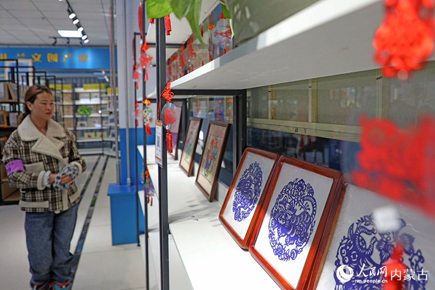 1月4日，游客在内蒙古自治区呼伦贝尔市扎兰屯市文创产业展示大厅选购文创纪念品。韩冷摄