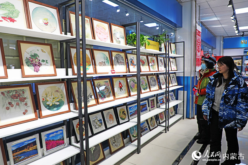 1月4日，游客在内蒙古自治区呼伦贝尔市扎兰屯市文创产业展示大厅选购文创纪念品。韩冷摄