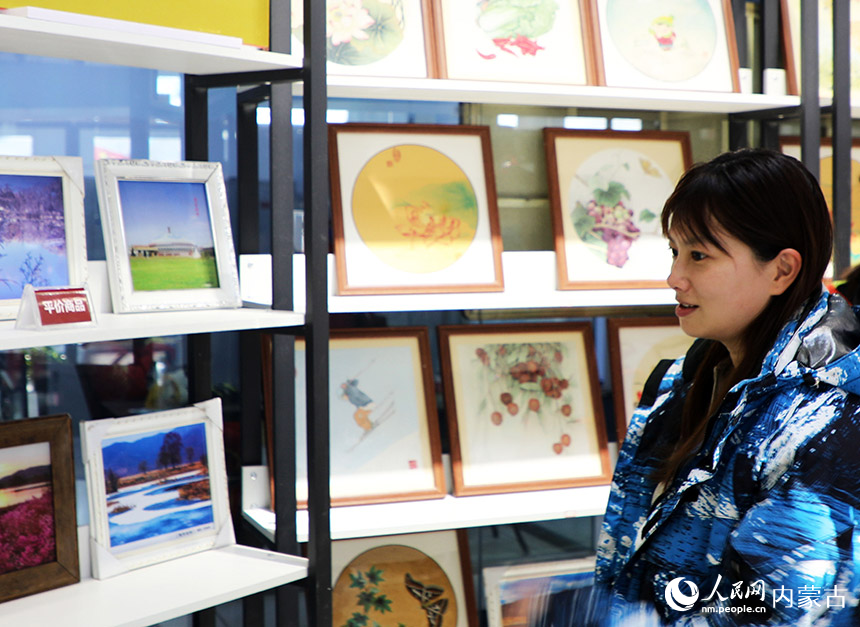 1月4日，游客在内蒙古自治区呼伦贝尔市扎兰屯市文创产业展示大厅选购文创纪念品。韩冷摄
