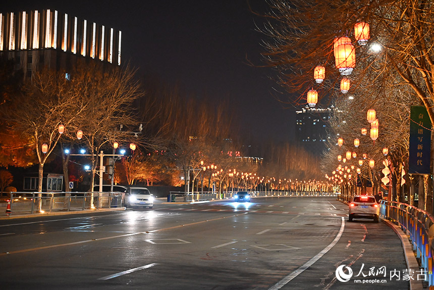 呼和浩特市夜景绚丽。人民网 刘艺琳摄