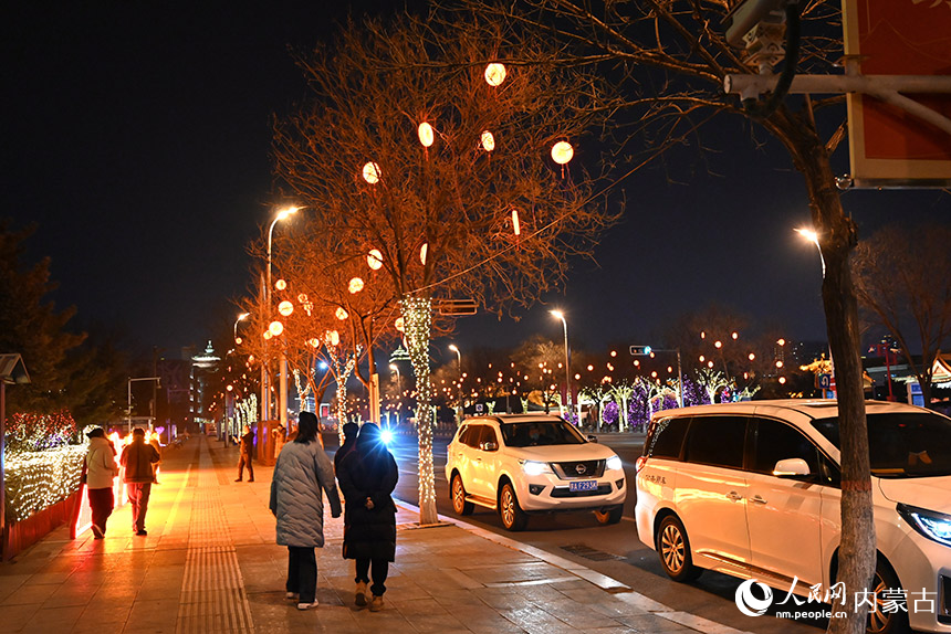 呼和浩特市夜景绚丽。人民网 刘艺琳摄