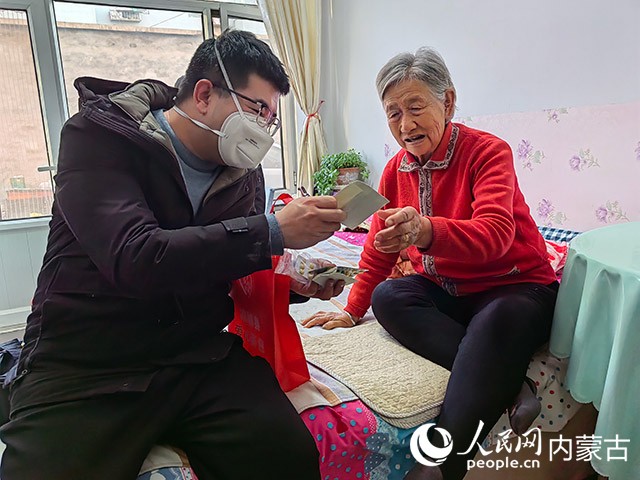 工作人员正在为社区老人介绍各类药品的服用方法。温志华摄