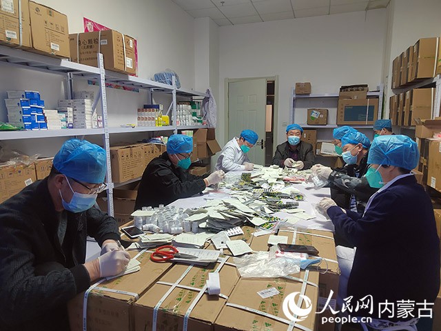 工作人员正在把“爱心药包”分装打包。温志华摄