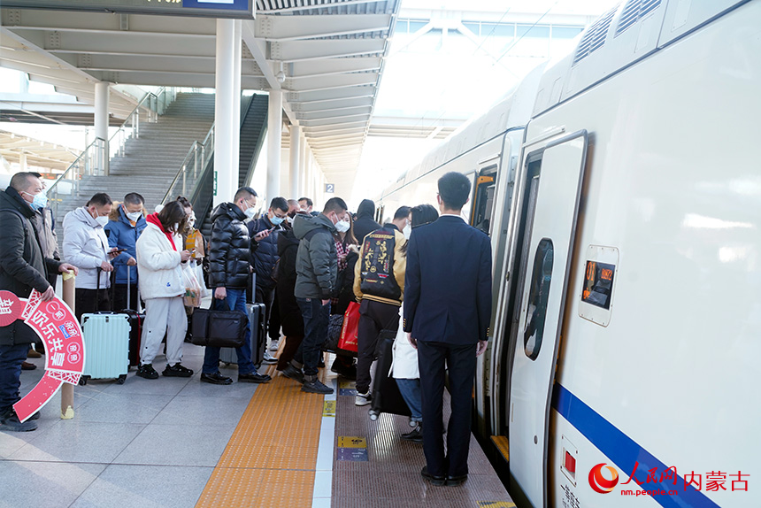 春运首日，旅客在呼和浩特站排队乘车。中国铁路呼和浩特局供图