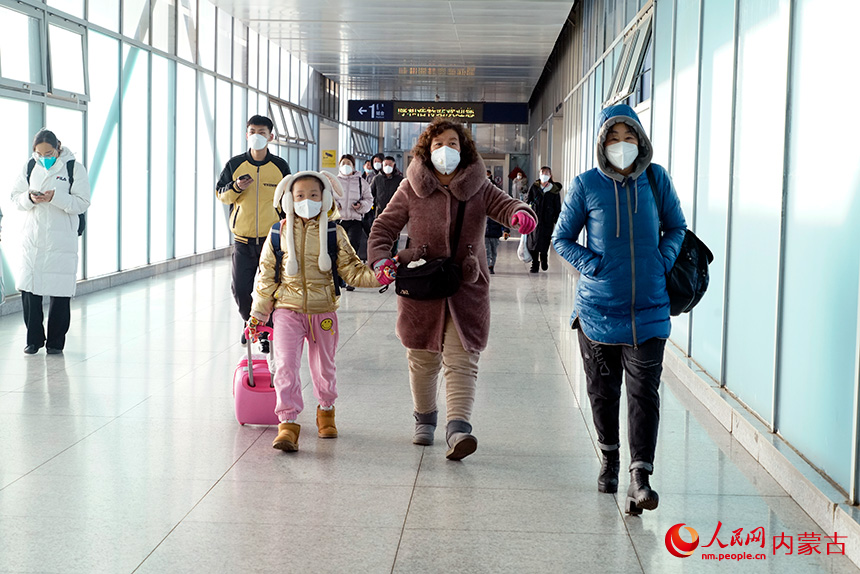 春运首日，呼和浩特站旅客准备乘车。中国铁路呼和浩特局供图