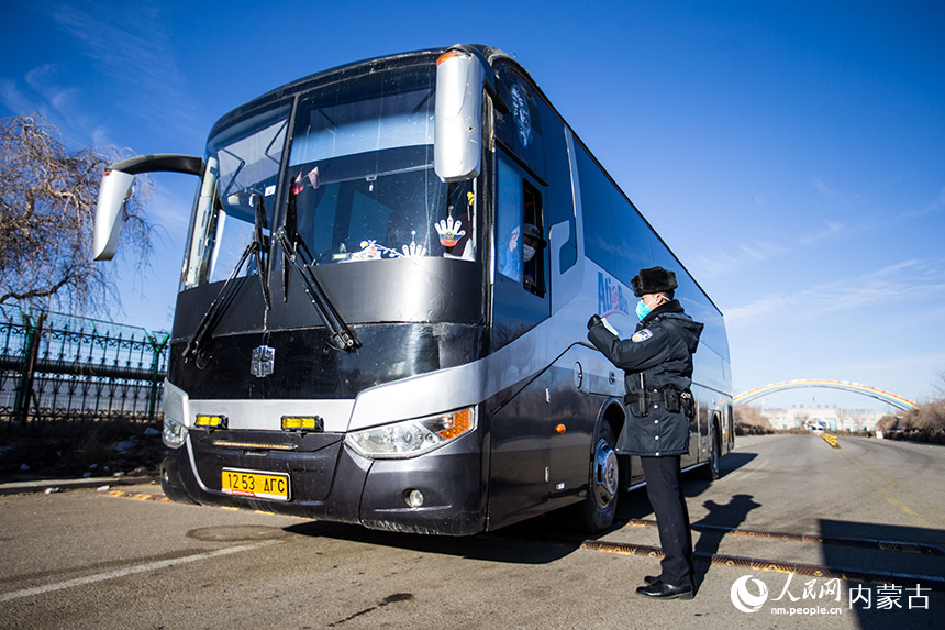 二連出入境邊防檢查站執勤民警檢查驗放國際客運班車。楊金燁攝