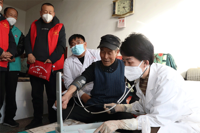 医疗队正在为村民量血压。张宪丽摄