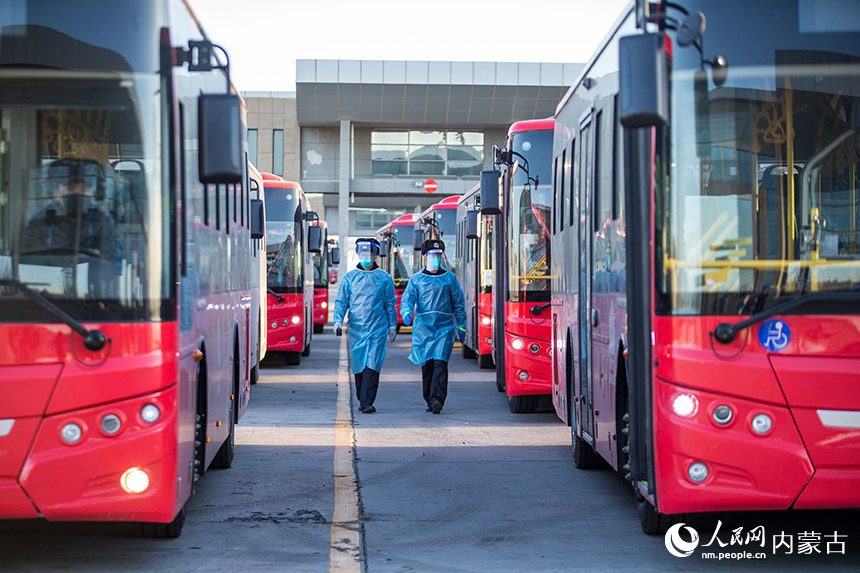 二連出入境邊防檢查站執勤民警對出境公交車進行車體檢查。胡富國攝