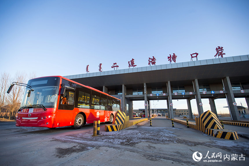 出境公交車駛出二連浩特公路口岸。胡富國攝