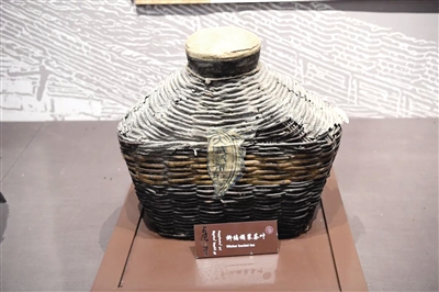 伊林驿站博物馆展出的柳编桶装茶叶。