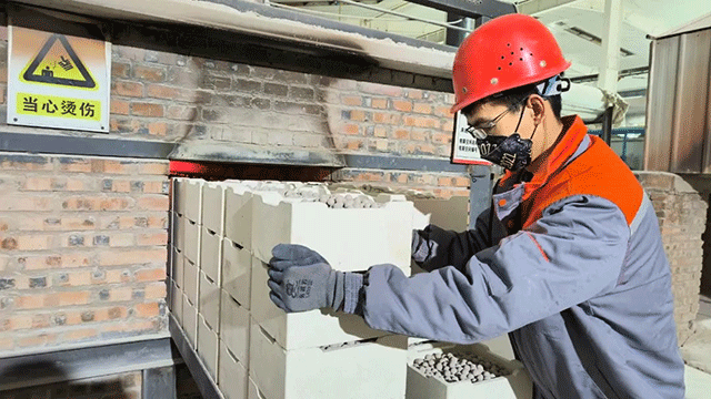 内蒙古诚天新材料科技有限公司生产车间内，大型窑炉内火苗攒动，生产设备全速运转，工人们正马不停蹄的完成着接连不断的订单。王丽曼摄